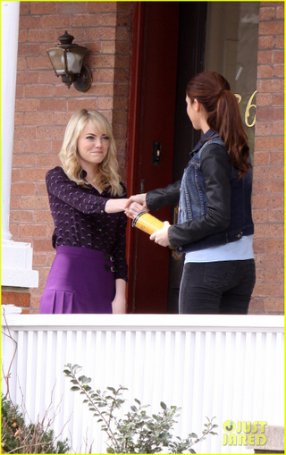 Illustration for article titled Gwen Stacy and Mary-Jane Watson meet in new Amazing Spider-Man 2 set photos!